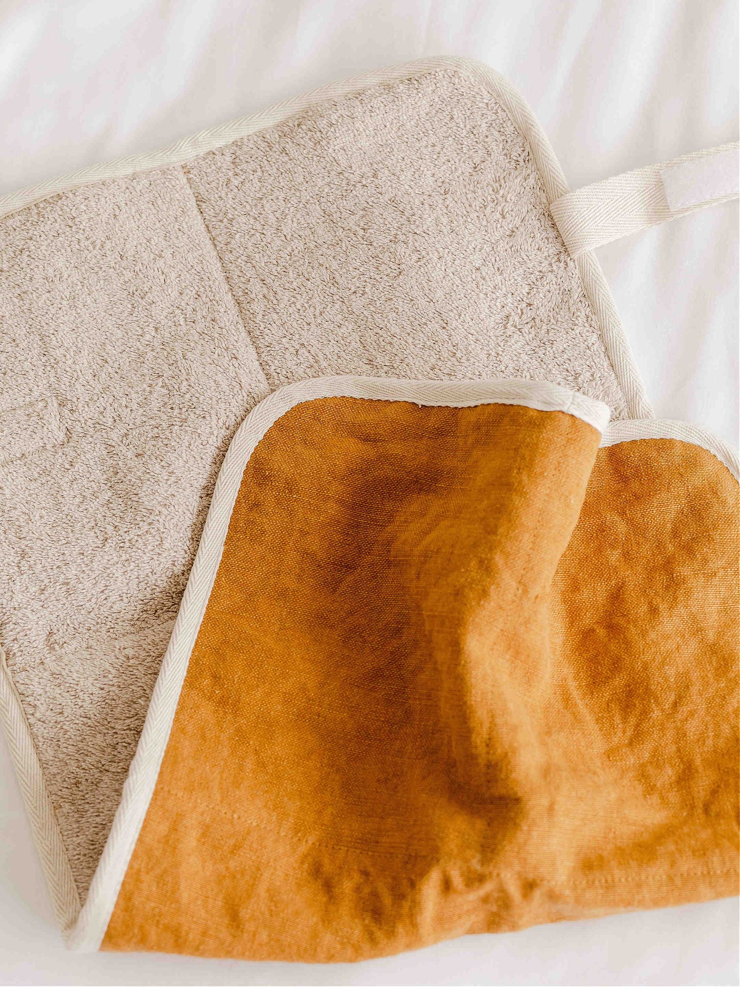 Tapis à langer moutarde, à assortir au cabas et à la pochette