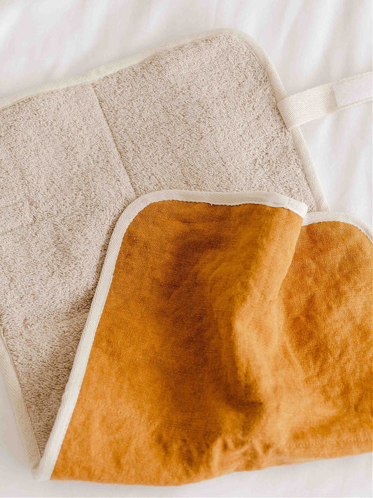 Tapis à langer moutarde, à assortir au cabas et à la pochette