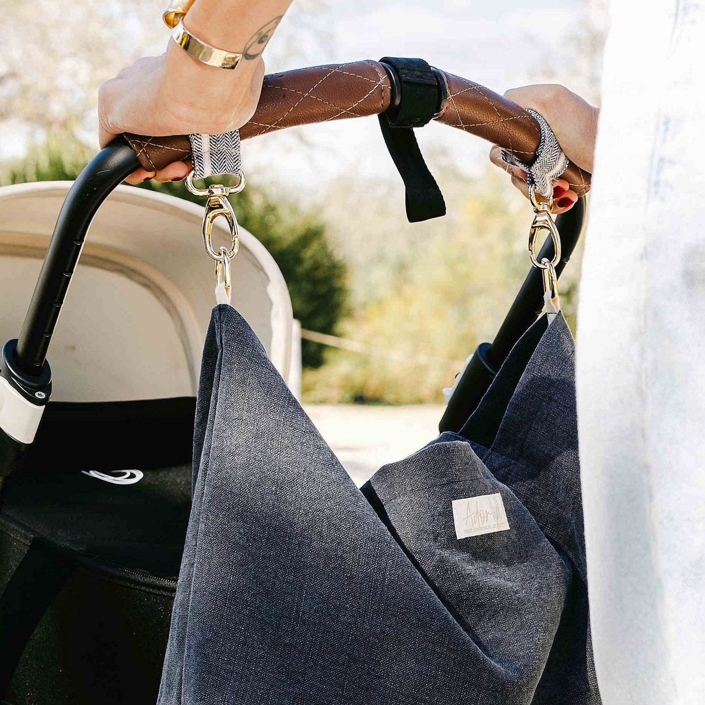 Pour vos balades avec bébé, accrochez votre sac à langer à votre poussette